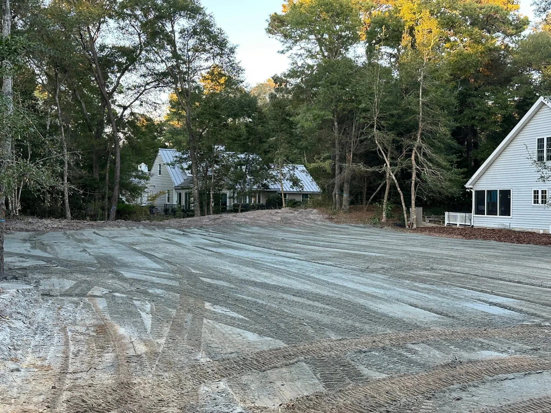 Wide Graded Sandy Lot Track Marks White Cottages Live Oaks B
